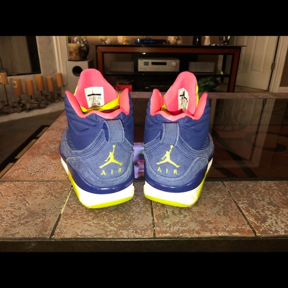 Jordan Flight Size 6M Ladies (Like New) - Picture 5 of 7